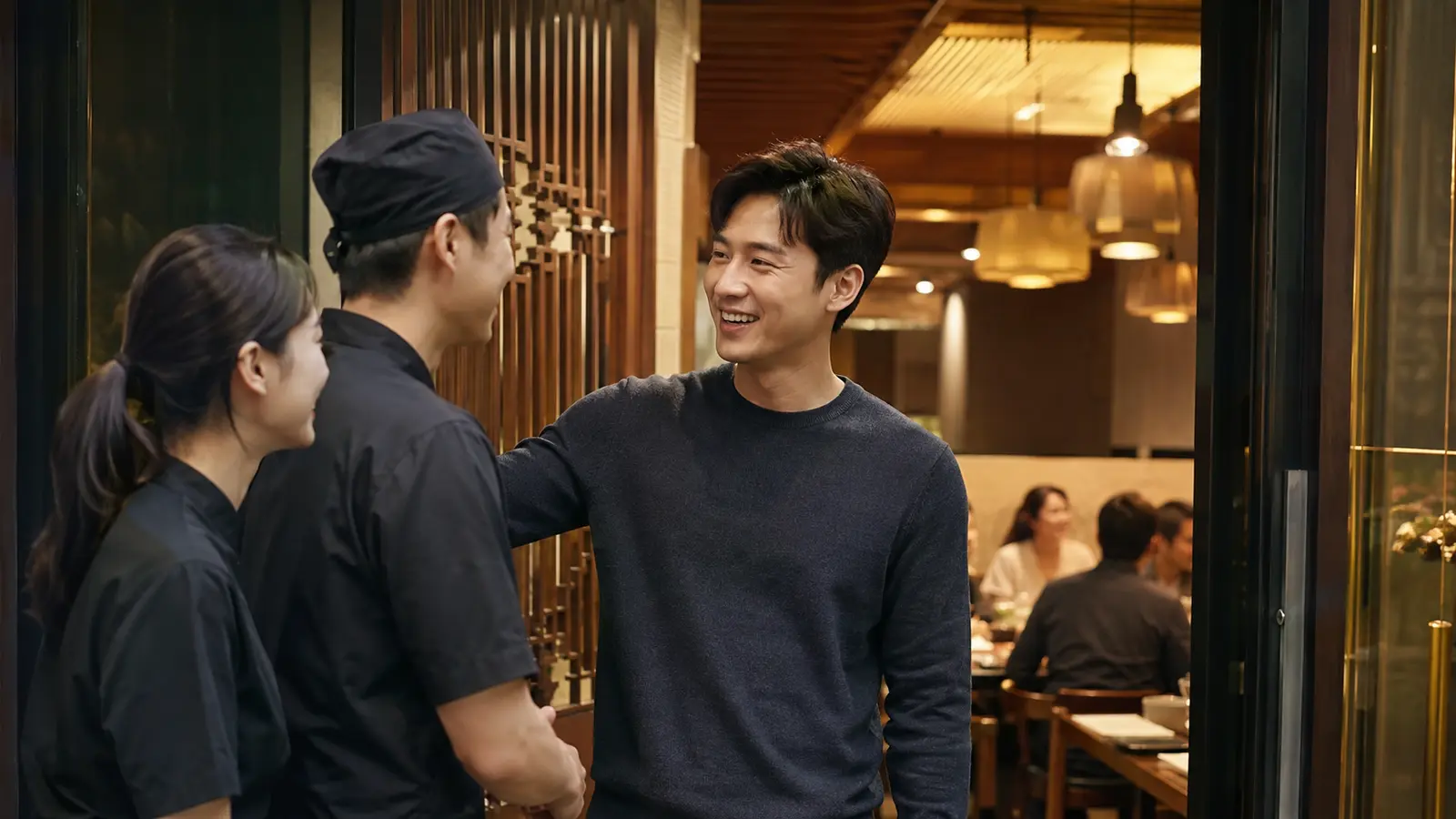 재방문 고객을 반갑게 맞이하는 식당 직원들